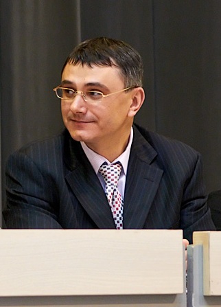 первый заместитель директора - Локота Олег Владимирович, кандидат экономических наук, доцент.